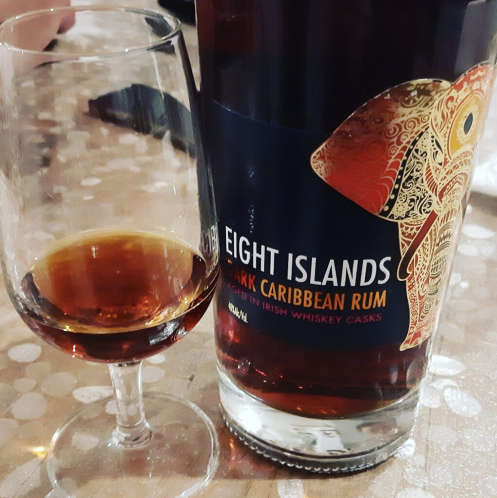 Eight Islands Dark Caribbean Rum: recensione di un dark rum piacione